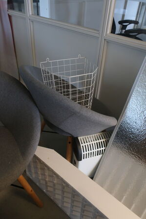 3 stk. whiteboards, 2 stk. loungestole m.m.