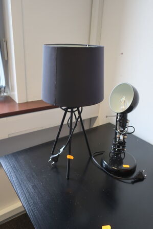 Bord med 2 stk. bordlamper