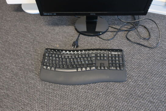 2 stk. computerskærme og tastatur