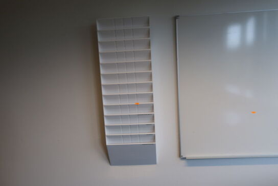 Whiteboard samt brochureholder og træningsbold