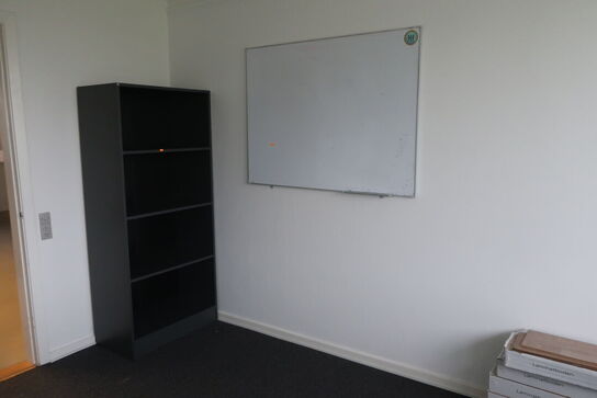 Whiteboard samt reol