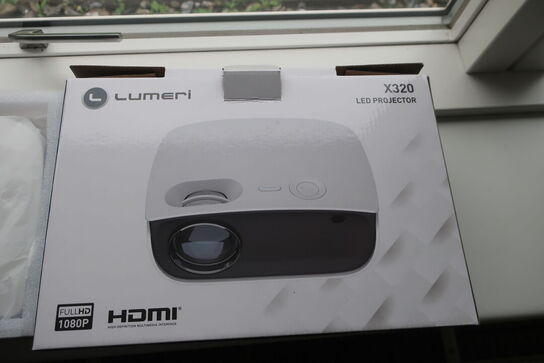 Projektor OPTOMA samt projektor LUMERI