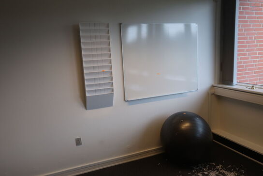 Whiteboard samt brochureholder og træningsbold