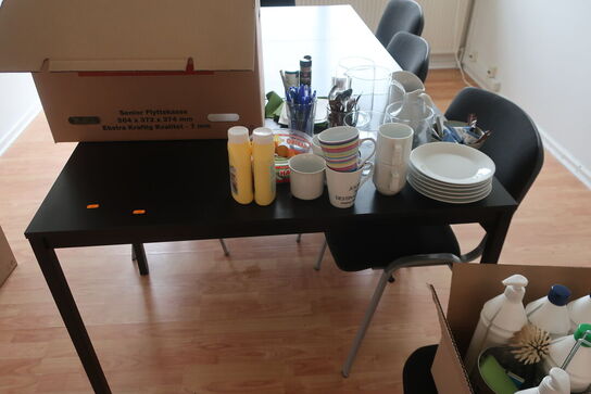 7 stk. stole samt 3 stk. borde med indhold