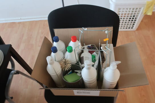 7 stk. stole samt 3 stk. borde med indhold