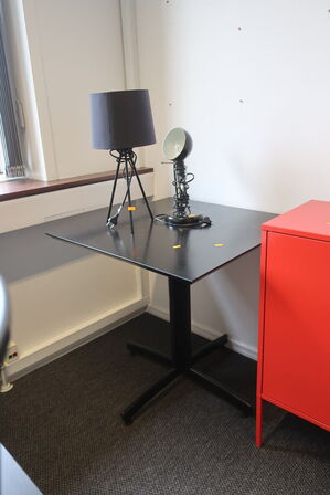 Bord med 2 stk. bordlamper