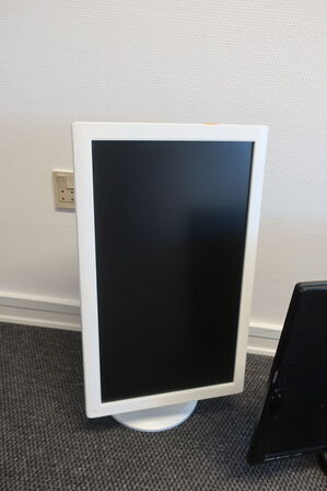 2 stk. computerskærme og tastatur