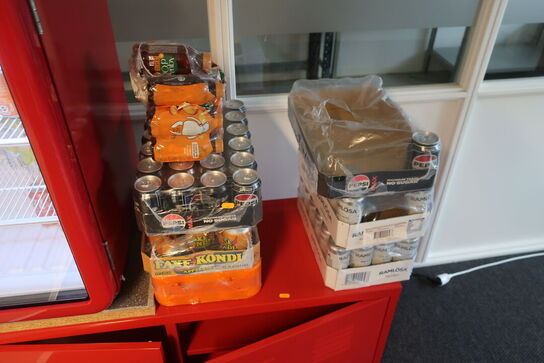 Køleskab, div. Sodavand samt skab