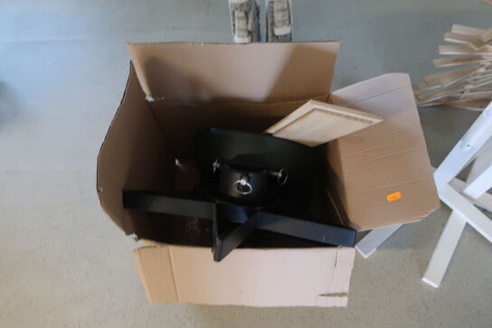 2 stk. flag samt div. Pyntegenstande