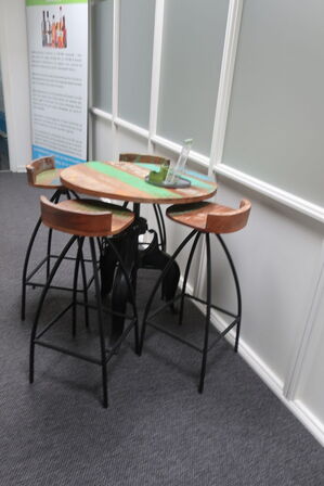 Barbord med 4 stk. barstole