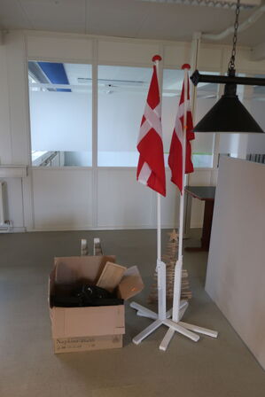 2 stk. flag samt div. Pyntegenstande