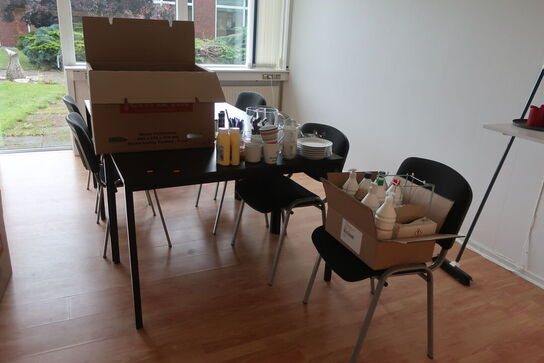 7 stk. stole samt 3 stk. borde med indhold