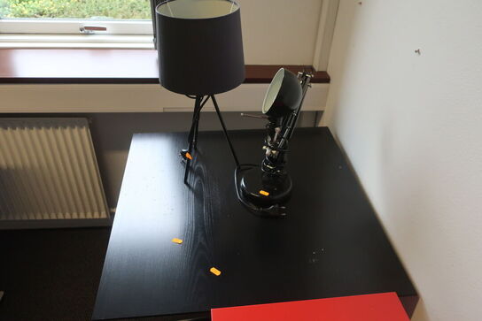 Bord med 2 stk. bordlamper