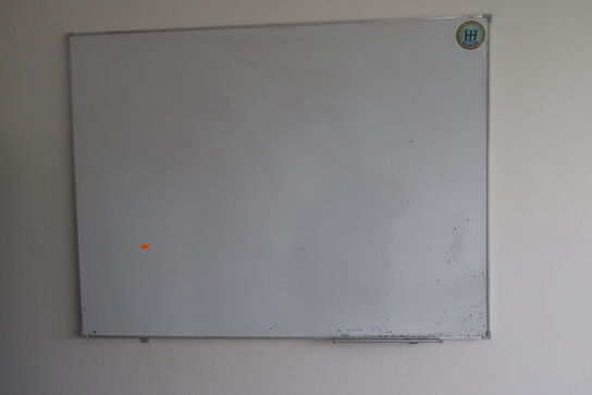 Whiteboard samt reol
