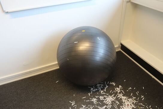 Whiteboard samt brochureholder og træningsbold