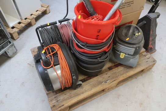 2 stk. støvsuger, spande og kabeltromler