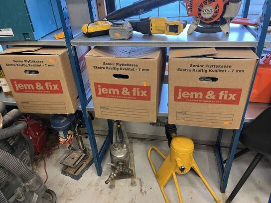 3 flyttekasser med klude og moppe