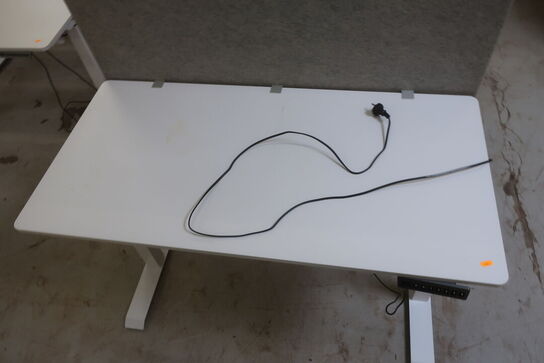 2 stk. el. hæve/sænkebord  m/afskærmning