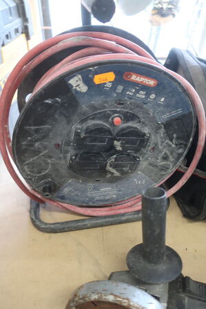 Pladeklipper, vinkelsliber, stiksav, kabeltrommel og taske