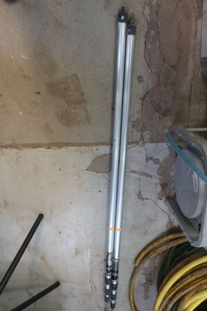 2 stk. støttestænger til støvvæg