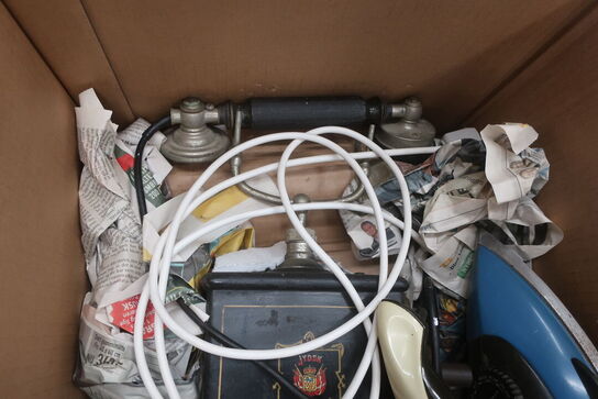 Gammel telefon og strygejern