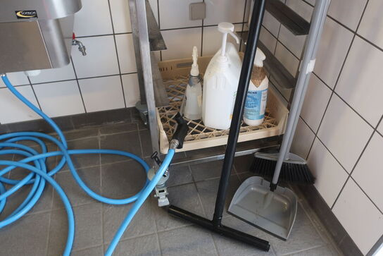 Hætteopvaskemaskine HOBART 615-15D med alle opvaskebakker i lejemålet