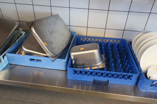 Indhold på bord, opvaskebakker medfølger ikke