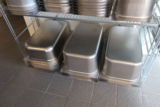 Indhold på reol, reol medfølger ikke