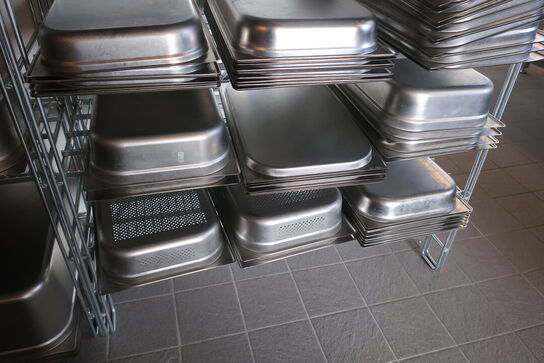 Indhold på reol, reol medfølger ikke