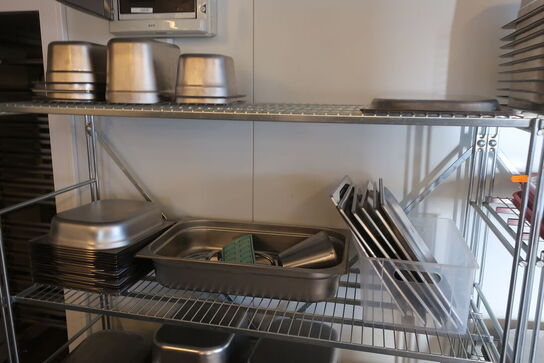 Indhold på reol, reol medfølger ikke