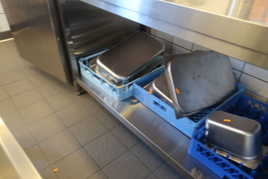 Hætteopvaskemaskine HOBART 615-15D med alle opvaskebakker i lejemålet