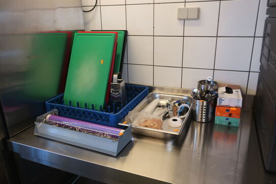 Indhold på bord, opvaskebakker medfølger ikke