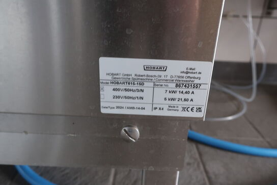 Hætteopvaskemaskine HOBART 615-15D med bord, samt alle opvaskebakker i lejemålet