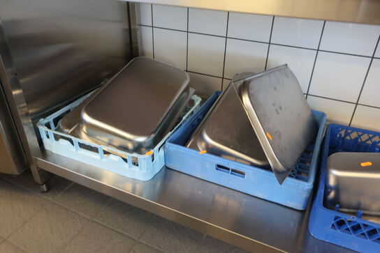 Indhold på bord, opvaskebakker medfølger ikke