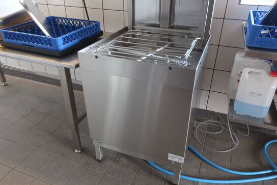 Hætteopvaskemaskine HOBART 615-15D med bord, samt alle opvaskebakker i lejemålet