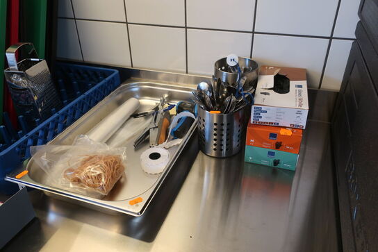 Indhold på bord, opvaskebakker medfølger ikke