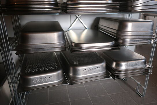 Indhold på reol, reol medfølger ikke