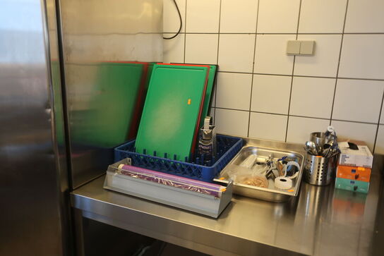 Hætteopvaskemaskine HOBART 615-15D med alle opvaskebakker i lejemålet