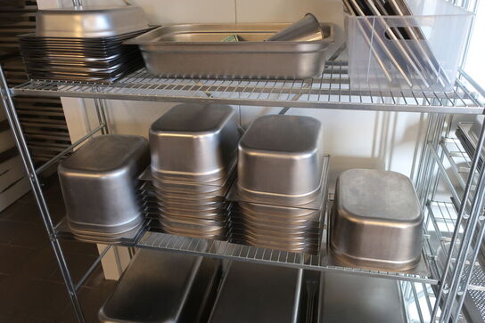 Indhold på reol, reol medfølger ikke