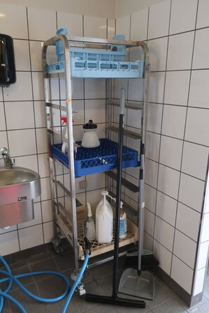 Stikvogn samt udstyr til gulvvask, opvaskebakker medfølger ikke