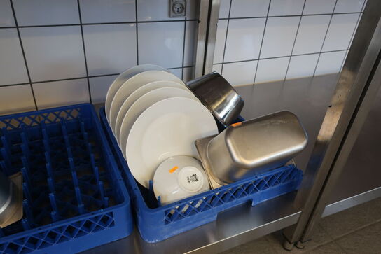 Indhold på bord, opvaskebakker medfølger ikke