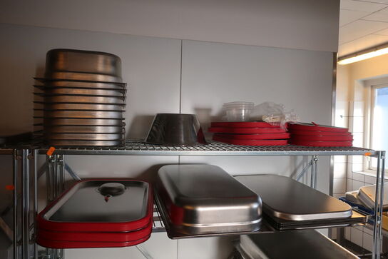 Indhold på reol, reol medfølger ikke