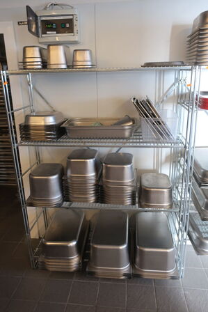 Indhold på reol, reol medfølger ikke