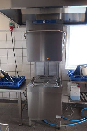 Hætteopvaskemaskine HOBART 615-15D med alle opvaskebakker i lejemålet