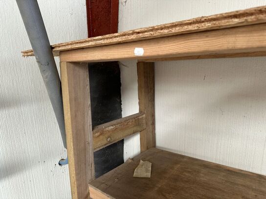 1 stk værkstedbord samt reoler