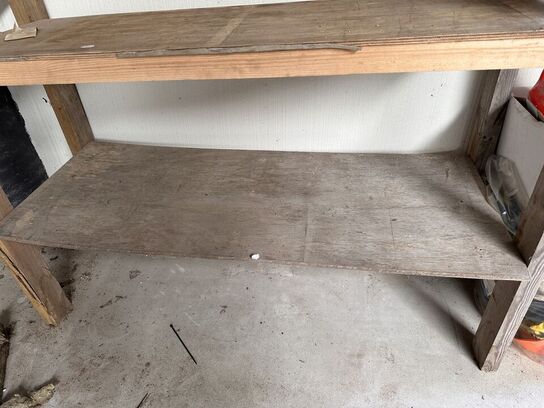 1 stk værkstedbord samt reoler
