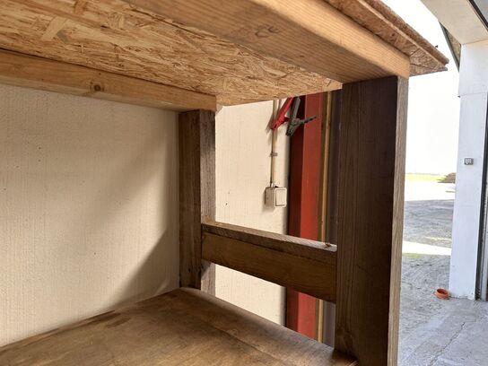 1 stk værkstedbord samt reoler