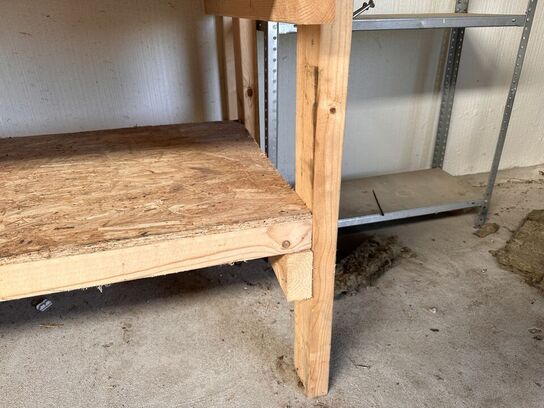 1 stk værkstedbord samt reoler