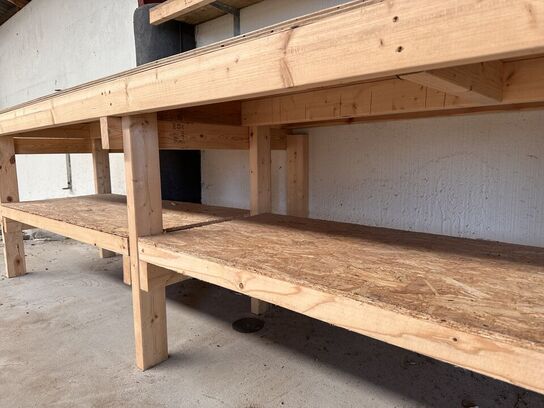 1 stk værkstedbord samt reoler