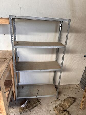 1 stk værkstedbord samt reoler